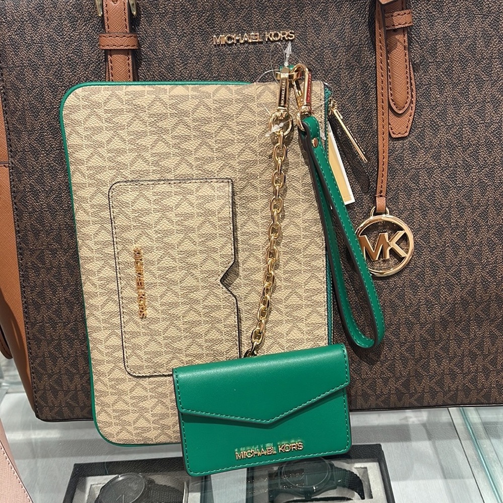 MICHAEL KORS JET SET ITEM LG 2 in 1 CARD CASE & WRISTLET
Palmetto Green 
NWT - Picture 9 of 16